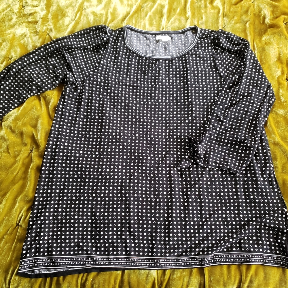2x Max Studio black and white top